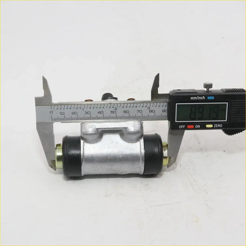 Silver metal 5/8 inch rear wheel brake cylinder for Nissan 720 SD22 SD23 SD25 with black seals and brass fittings