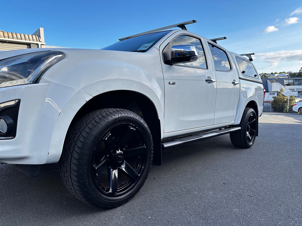 Running Board 4 inch Oval Tube Black Stainless Steel D-Max 2012-2020 Double Cab