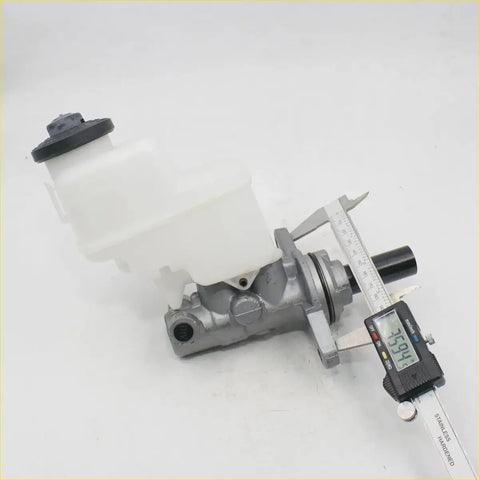 Silver metallic brake master cylinder with translucent reservoir and black cap for toyota hilux kun26 sr5 2012-2015