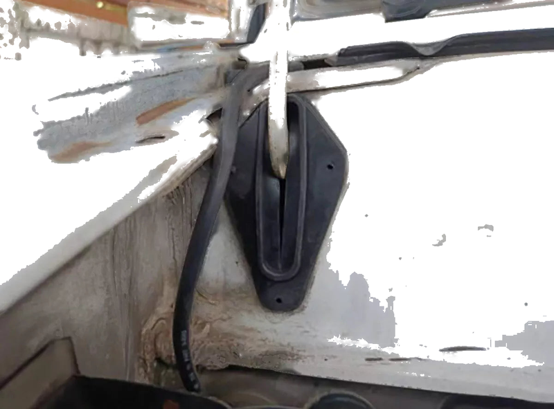 Toyota Hilux MK3 LN85 LN90 2 x Front Hood Hinge Seals (1989-1997)