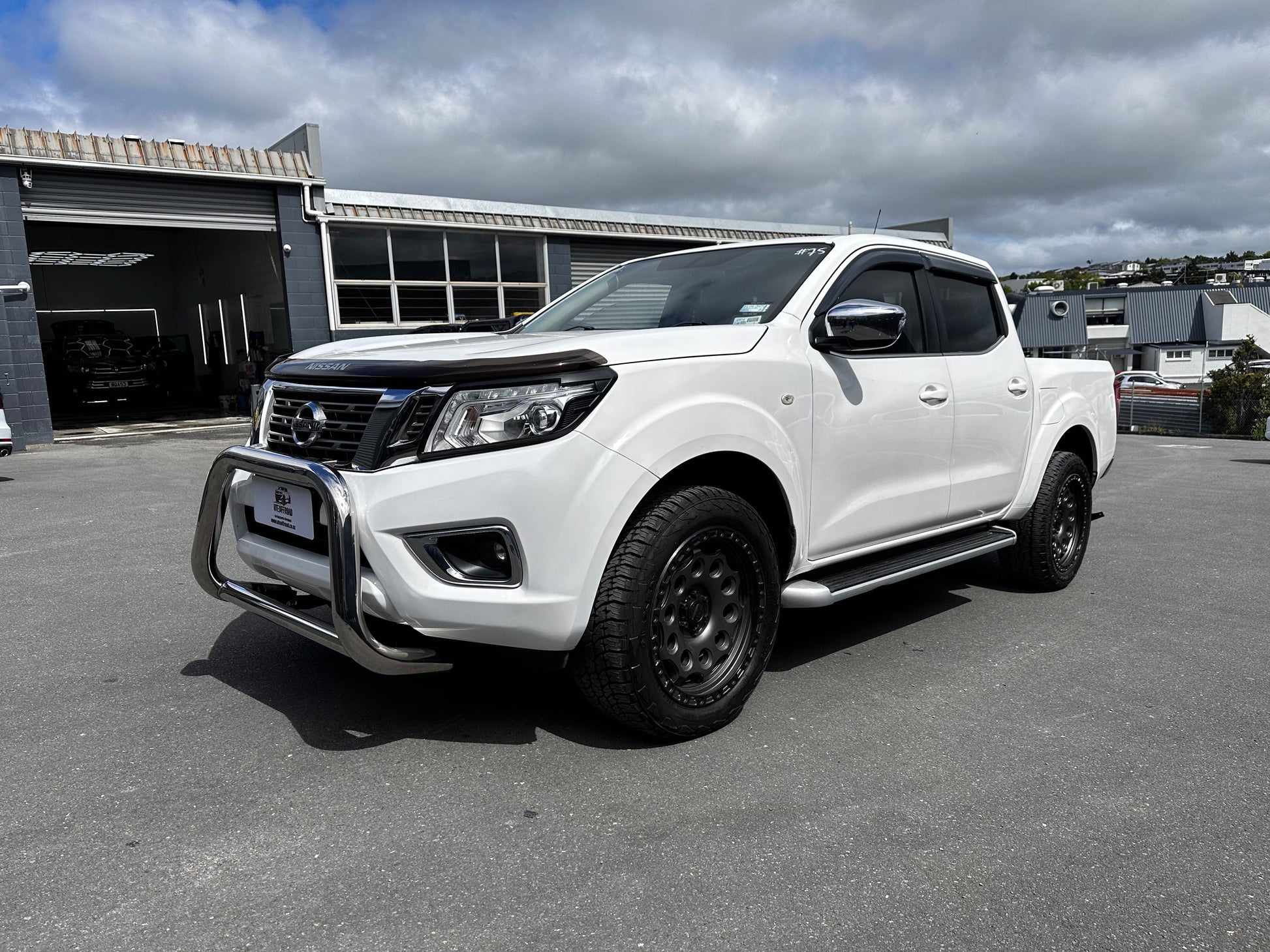 Nudge Bar (Compatible Front Sensors) Nissan Navara NP300 2015-2020