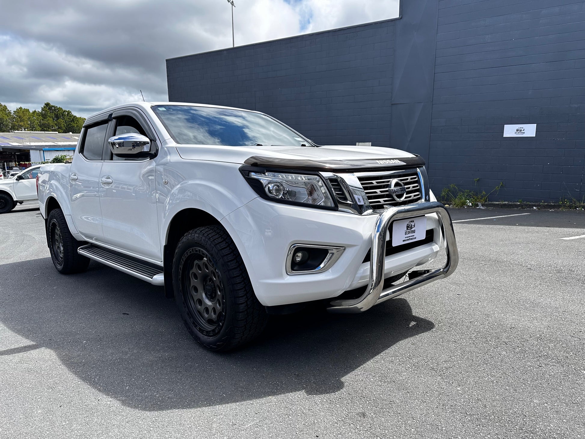 Nudge Bar (Compatible Front Sensors) Nissan Navara NP300 2015-2020