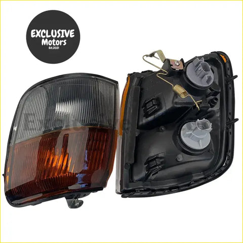 Black and amber plastic park lights with ribbed lens design for Mitsubishi Pajero V31 V32 V33 1991 1998