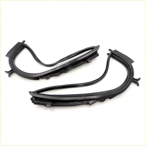 Black rubber rear door quarter window weatherstrip for Toyota Hilux Revo 2015-2023 with molded edges and clips