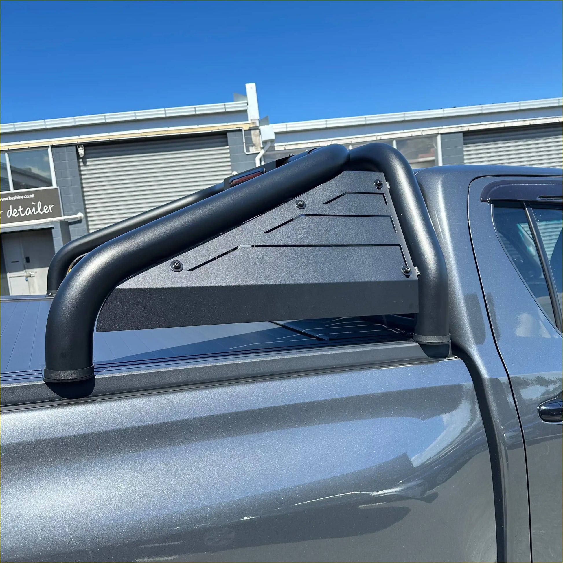 Black tubular steel roll bar t20 with matte finish and angular cutouts for toyota hilux 2015-2025 truck bed rail