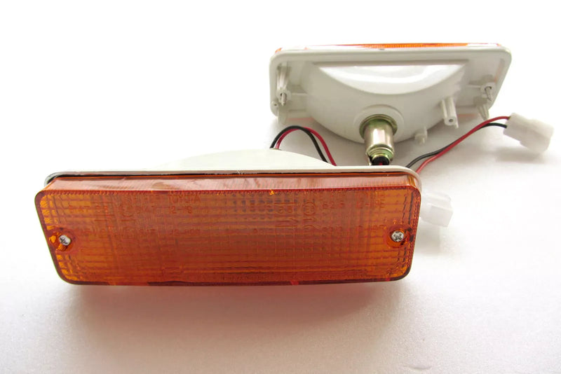 1983-1988 Toyota Hilux Hero LN50 LN55 LN56 YN58R Turn Signal Lights (2)