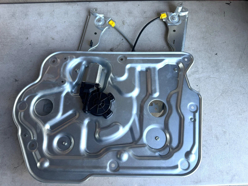 Nissan Qashqai / Dualis Front RH Regulator w/ Panel & 2 Pin Motor (2007–2016)