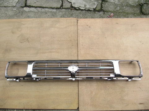 Toyota Hilux 2WD (1992-1997) with Clips Chrome Grill