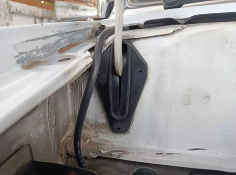 Toyota Hilux MK3 LN85 LN90 2 x Front Hood Hinge Seal (1989-1997)