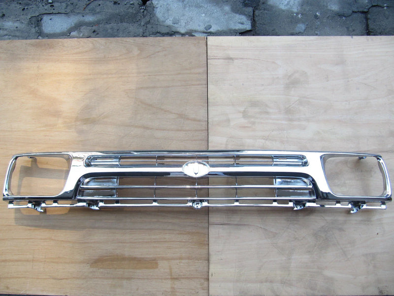 Toyota Hilux Truck 2WD (1992-1995) with Clips Chrome Grill