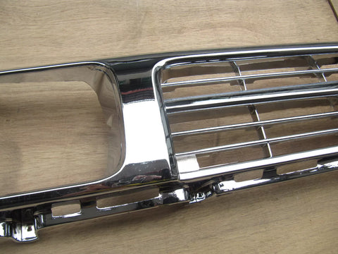 Toyota Hilux 2WD (1992-1997) with Clips Chrome Grill